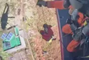 影/空中救援！南投登山客腹瀉無力走　黑鷹直升機吊掛送醫