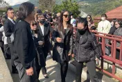 瓊瑤花葬！林心如全程相伴哭腫眼　俞小凡、李翊君低調致意
