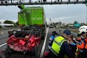 國1南向仁德段3車猛撞　自小客車尾毀爛釀2傷