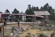 影/嘉明湖山屋飄雪了！　山友歡呼：超美