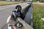 影/事發瞬間直擊！苗栗男大生騎車遭撞「空中轉2圈半飛進田」