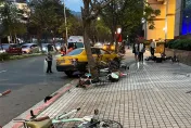 影/驚悚衝撞瞬間曝！士林小黃失控撞上人行道　2人受傷