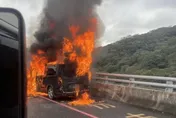 國1五楊高架火燒車！車身遭火舌吞噬剩骨架　傷亡數不明