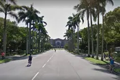 台大公館校區期末考遇斷電　學生汗流浹背開手機照明作答