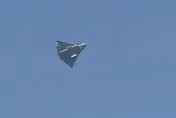 影/疑陸2款「六代戰機」首飛畫面流出　殲20伴飛引外媒關注