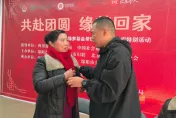 歲末奇跡！陸男被拐33年今認母　送圍巾淚喊「拴住媽媽」
