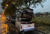 影/慘烈現場流出！台中男駕駛恍神狠撞3車「鏟到車豎起來」