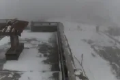 追雪超開心！合歡山皚皚白雪　銀白世界超夢幻