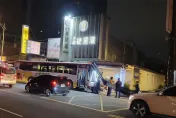 桃園驚悚車禍！八德區公車猛撞騎樓　多台機車卡輪下