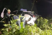 影/車禍瞬間！文化大學後山轎車衝落15公尺深邊坡　3女受困