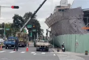 影/驚悚瞬間曝光！嘉市工地鷹架墜地整排鐵皮倒塌　天災釀禍
