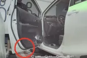 影/男子座車慘遭尿攻！噁嫌犯停車場犯行　哨兵模式全都錄