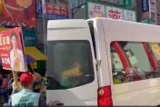 獨/綠委「選高雄市長」有錢就任性？百萬賓士違停路中間　超狂影片曝