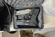 影/網購金牛座手槍！新北衛浴商躲警「跳5米溝」狼狽被逮