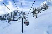紐約滑雪場纜車故障！近70人受困空中數小時　工作人員垂降救援