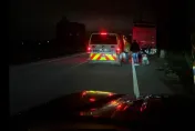 影/搶救瞬間！疑天色昏暗猛撞曳引車　大園男卡貨櫃爆血亡