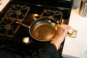 不沾鍋捨不得換！婦體內「PFAS」超標慘罹肝癌