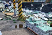 影/滿車台啤未綁緊！高雄中油旁驚現「藍色啤酒海」