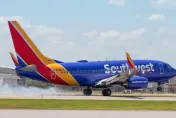 影/免費脫衣秀？美國女搭機突脫光喊下機　全機看傻眼
