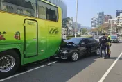 高雄女駕駛「不明原因」開車猛撞遊覽車　現場慘況曝光