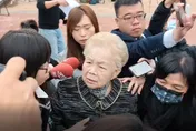 曝柯媽「脊椎滑脫」痛到用嗎啡　陳昭姿：肌肉萎縮無法行走