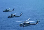 海軍S-70C反潛直升機海上訓練！飛官誤觸按鍵「副油箱拋出」