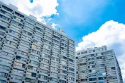 傻眼！陸男站大樓「空調室外機」12小時　獲救又爬鷹架