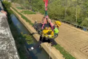 命懸一線！竹北男騎車墜3層樓高橋　吊掛畫面曝