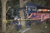 影/1死21傷！日驚傳重大車禍　巴士車頭猛撞防風林慘況曝