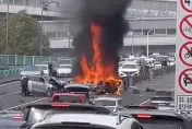 影/嚇人！成都轎車逆撞2車釀5傷　當街自燃燒成廢鐵