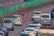 影/直擊！機車叔騎上國3「內車道」搖搖擺擺　還安全下關西