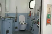 影/廁所馬桶溢水！台鐵區間車「車廂驚見小溪」　台鐵致歉了