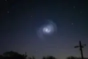 夜空出現「神秘發光螺旋」！英國各地多起目擊情報網熱議