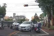影/中壢嚴重事故！騎士停等紅燈竟被「小白」迎面撞還肇逃
