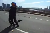 影/失聯移工拒檢騎車狂飆　大漢橋上摔車與警快車道搏鬥