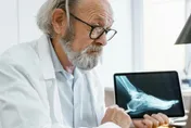 65歲以上長者七分之一罹骨質疏鬆　背痛、駝背都是警訊