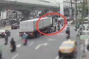 影/新北曳引車違規右轉撞機車　騎士遭輾右腿骨折送醫