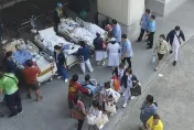 影/曼谷強震奇景！醫生街頭「為孕婦接生」　主播台搬到路邊