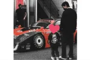 唐禹哲罕PO父子合照！　同框3歲兒「賞車」全被拍