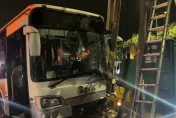 影/高雄高楠公路客運衝分隔島「撞歪紅綠燈」！　車毀司機傷