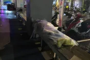 基隆街友「全身包塑膠」睡騎樓　網嚇：很像大體