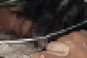 心碎畫面！緬甸強震災情慘　男子緊抓母親遺體痛哭道別