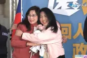 當立委走火入魔？　徐巧芯獻秦慧珠玫瑰花、愛的抱抱和解