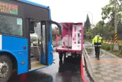 罷免宣傳車違停紅線！新北公車左轉擦撞　畫面曝光