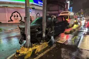影/車頭全撞爛！中和轎車自撞分隔島　車主自行離去傷勢不明