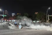 影/高雄新崛江1死車禍　闖紅燈撞死違規行人、地上竄白煙