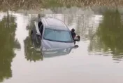 千鈞一髮！陸夫妻駕車墜河快滅頂　慢跑男跳下河搶救