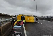 國2計程車自撞護欄翻覆　零件成血滴子射中3車