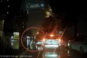 影/台中街頭「猴群衝突」！討債攔車猛砸　追到停車場繼續敲