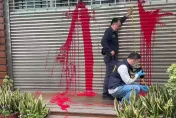 公司門口慘遭潑紅漆還被嗆聲　鳳梨：佛法回擊陰招